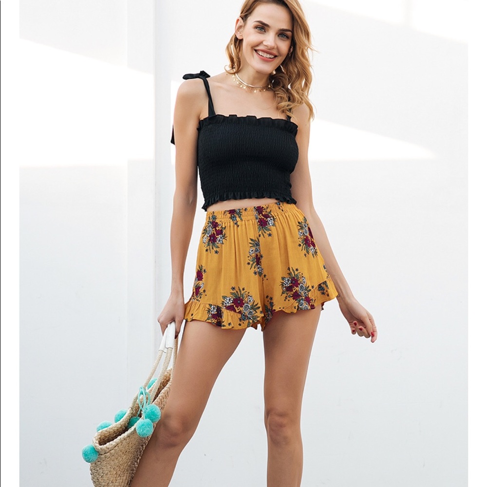 🌀S & L left 🌀 Fun & flirty floral shorts - Picture 2 of 7